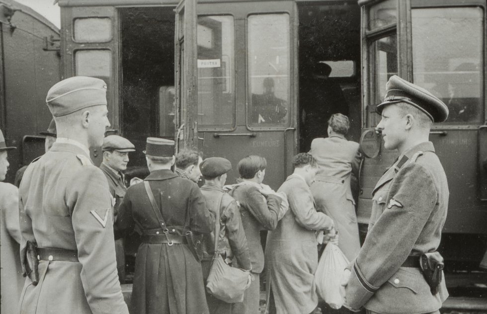 En esta imagen se ve como Theodor Dannecker, responsable nazi de asuntos judíos en Francia, vigila la deportación, que es llevada a cabo por la policía francesa. Puede servir de resumen de cómo funcionó el Holocausto en Francia: los alemanes daban las órdenes y los agentes franceses las ejecutaban.