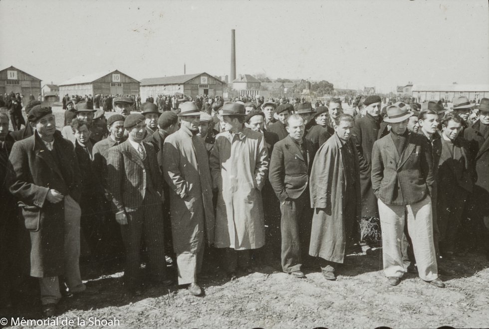 Los detenidos en el campo de internamiento de Pithiviers.