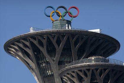 Los anillos olímpicos son visibles en lo alto de la Torre Olímpica en Beijing. (AP Photo/Mark Schiefelbein, archivo)