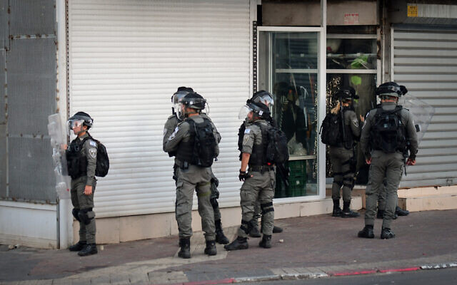 Policía fronteriza en Jaffa, cerca de Tel Aviv, en medio de violentos disturbios entre judíos y árabes en todo Israel. 11 de mayo de 2021 (Avshalom Sassoni / FLASH90)
