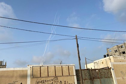 Otra imagen que muestra el momento en que se dispara una andanada de cohetes desde Gaza hacia Israel (REUTERS/Suhaib Salem)