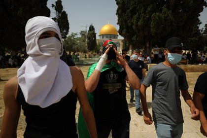 Manifestantes palestinos enmascarados en Jerusalén este lunes (REUTERS/Ammar Awad)
