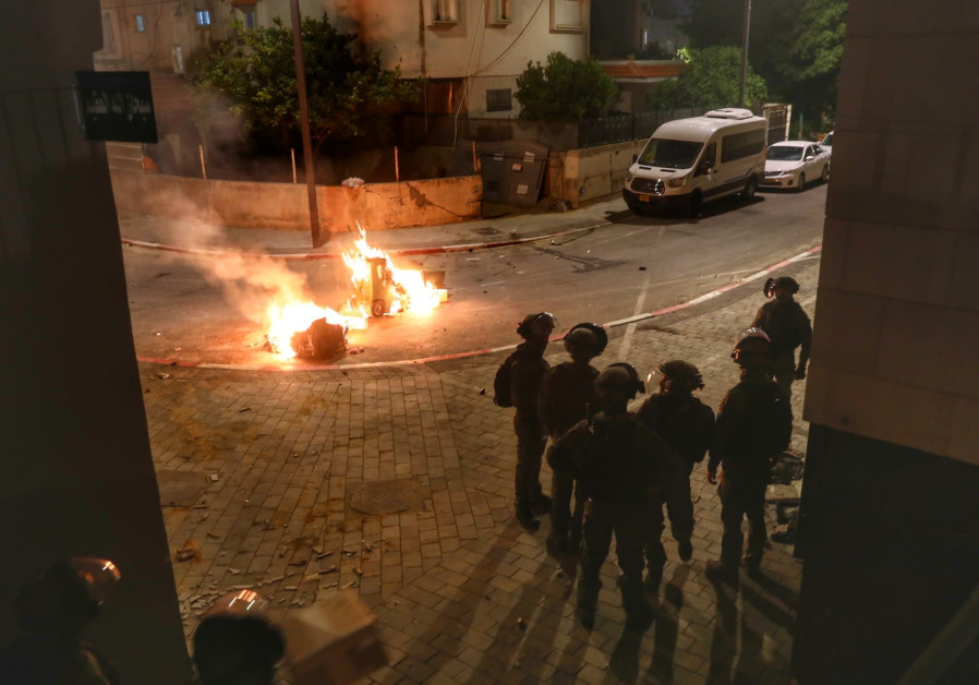 La policía es vista en las calles de la ciudad central israelí de Lod, donde estalló la violencia esta semana entre judíos y árabes.  (Yossi Aloni / Flash90)
