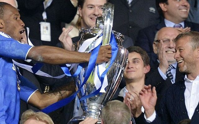 Chelsea's owner Roman Abramovich (right) applauds as striker Didier Drogba holds up the Champions League trophy, May 19, 2012. (AP Photo/Martin Meissner)