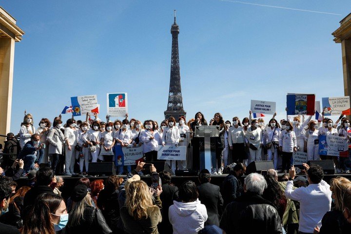 Miembros del comité de apoyo a Sarah Halimi, asesinada por un musulmán que quedó libre, piden justicia en la plaza Trocadero, frente a la Torre Eiffel. Foto AFP/ GEOFFROY VAN DER HASSELT