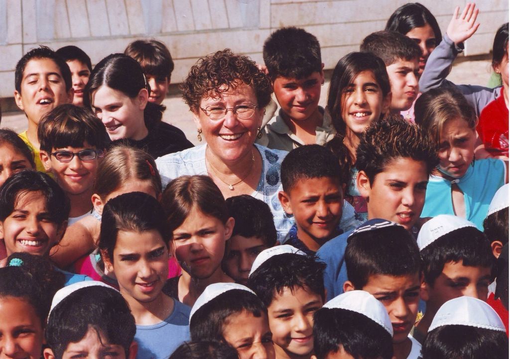 Miriam Peretz rodeada de niños