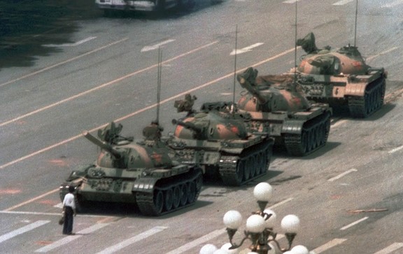 Un individuo chino solo bloquea una línea de tanques que se dirigen hacia el este en el bulevar Cangan de Pekín en plaza Tiananmen, el 5 de junio, 1989. (Fuente: AP / Jeff Widener)