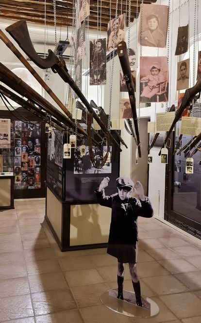 La icónica imagen de un niño rindiéndose durante el levantamiento del gueto de Varsovia en 1943, al que apuntan varios fusiles, en la exposición en Dubái.