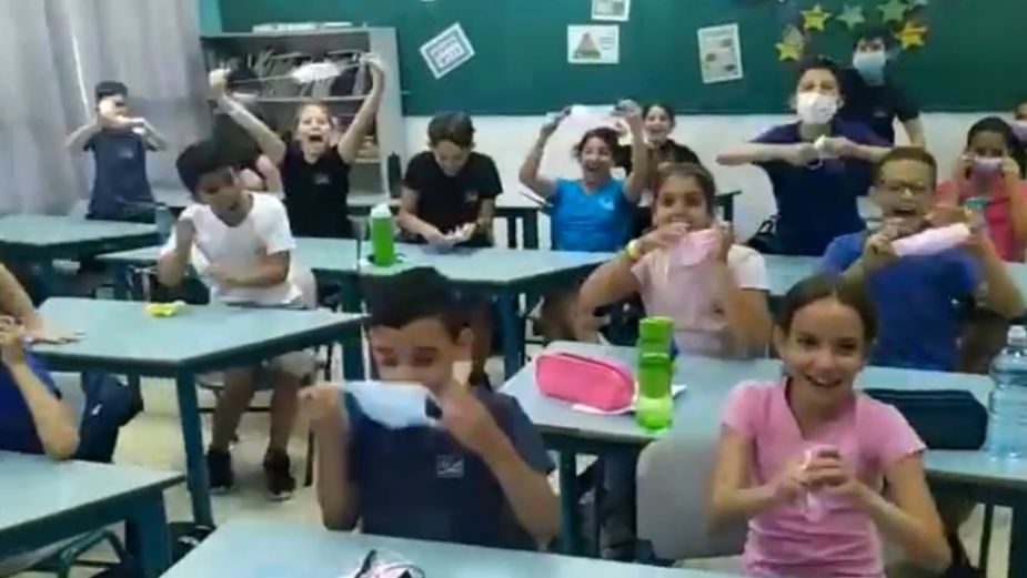 Entre risas y gritos, niños en Israel celebran no usar más el cubrebocas | VIDEO