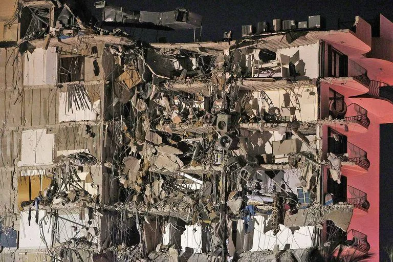 Se derrumbó un edificio en Miami y cientos de bomberos buscan a los sobrevivientes