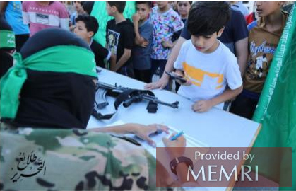 Agentes de Al-Qassam inscriben a los chicos en los campamentos de verano de la organización (Tlae3Camps, 13 de junio, 2021)