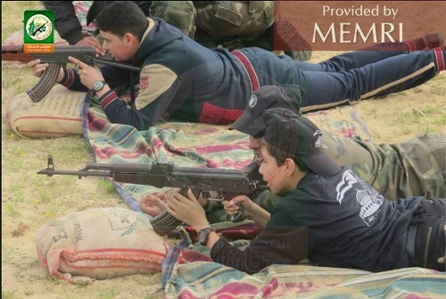 Práctica en la utilización del rifle en el campamento del año 2015 (Facebook.com/camps.gaza/photos, 27 de enero, 2015)
