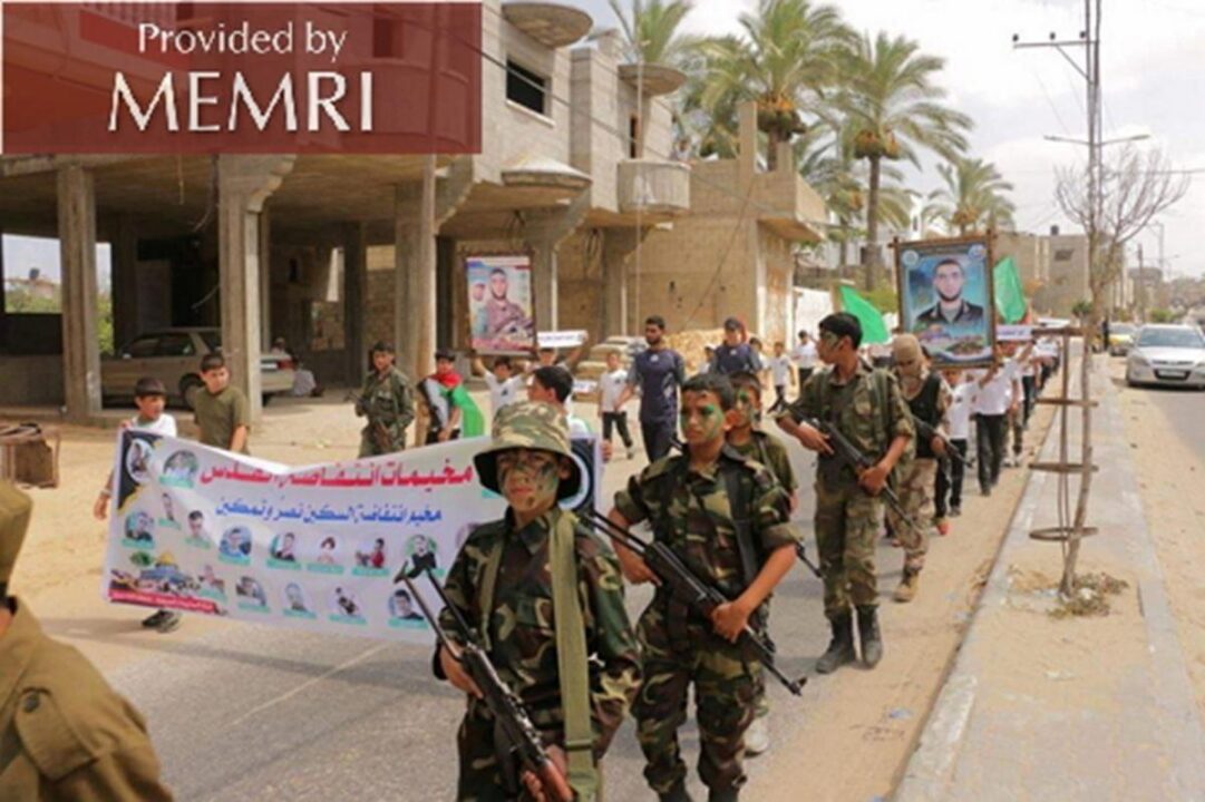 Desfile en honor a los terroristas que llevaron a cabo operaciones de apuñalamiento en la Intifada Al-Quds
