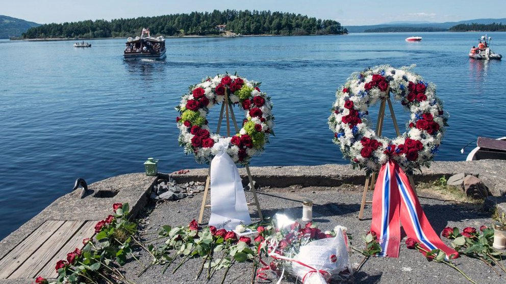 Flores en homenaje a las víctimas de la isla de Utøya, a 40 km del centro de Oslo donde el terrorista Breivik asesinó a 69 personas, la gran mayoría menores de 18 años. (AP)
