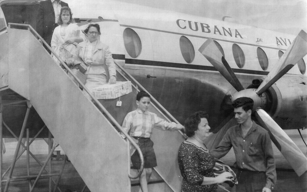 Basado en el cuento heroico de su abuela, la autora muestra a la Cuba de los años 30 como un refugio para los judíos