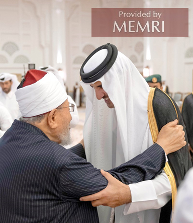 El emir qatarí Aal Thani abraza a Yousuf Al-Qaradhawi.