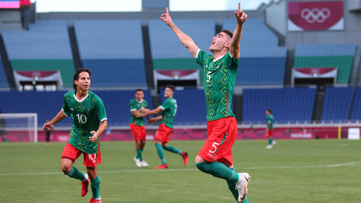 Johan Vásquez amplía la ventaja para México con un gol de 'palomita'