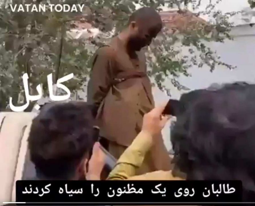En Kabul, los talibanes golpean el rostro de un individuo por robar un auto