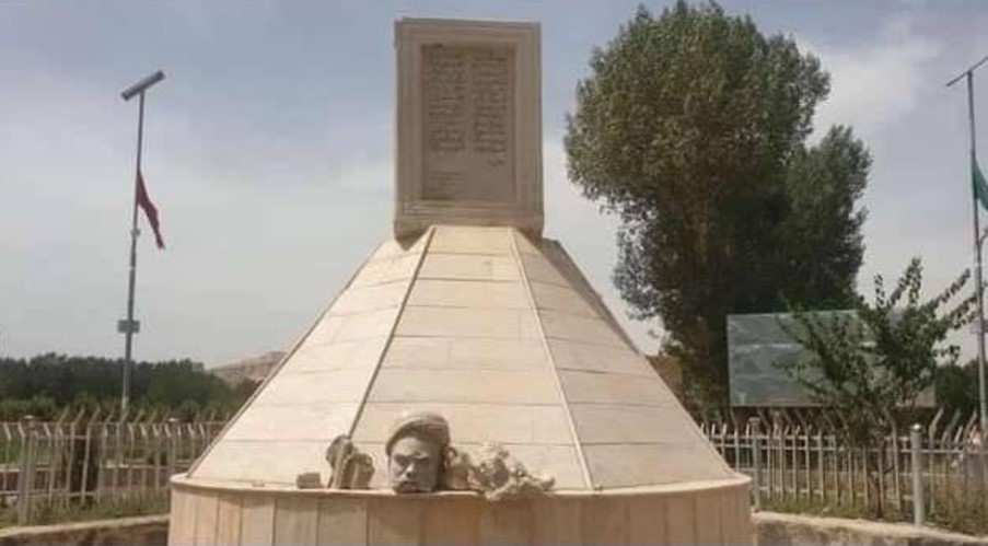 La estatua del líder hazara Ali Mazari fue decapitada por los talibanes (imagen: Pajhwok.com)