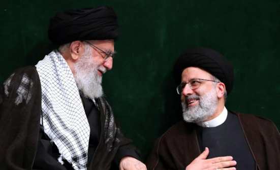A la izquierda, el líder supremo iraní Ali Jamenei; a la derecha, el presidente iraní Ebrahim Raisi (Fuente: Eghtesadnews.com, 24 de junio, 2021)