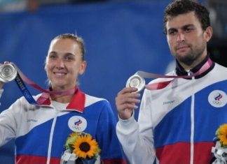 Silver medallists Russia's Elena Vesnina and Russia's Aslan Karatsev pose with their medal during the Tokyo 2020 Olympic mixed doubles tennis medal ceremony at the Ariake Tennis Park in Tokyo on August 1, 2021. (Tiziana FABI / AFP)