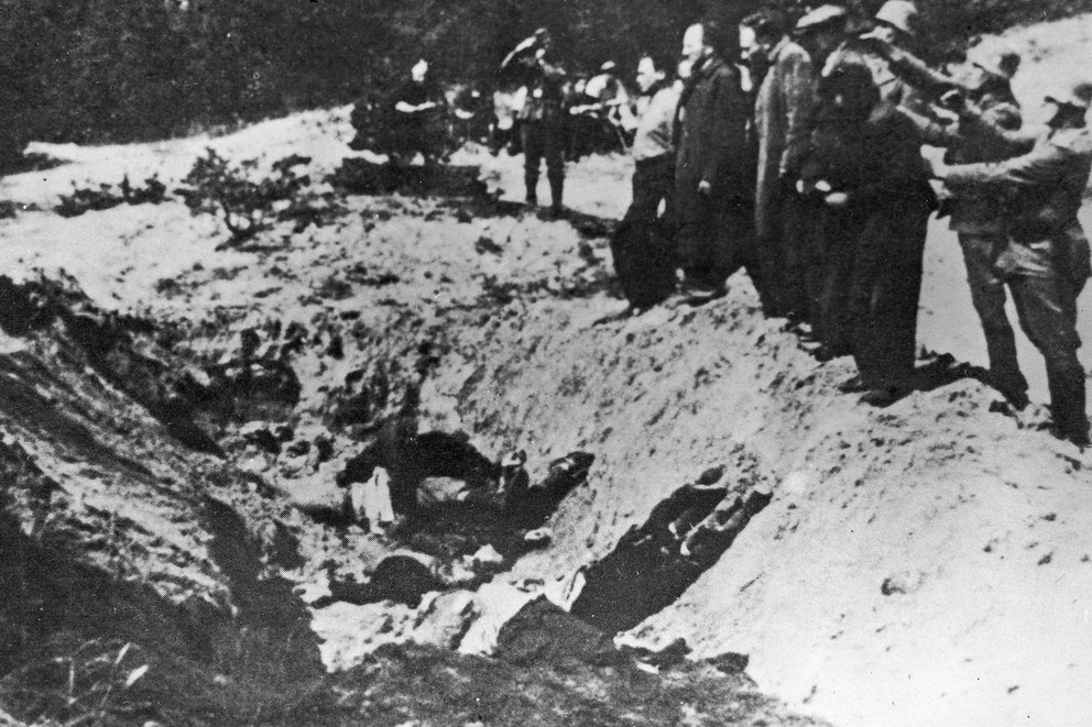 Una formación de las SS nazis se dispone a disparar en la cabeza a un grupo de judíos en la fosa de Baby Yar, en Kiev, Ucrania (Photo by Hulton Archive/Getty Images).