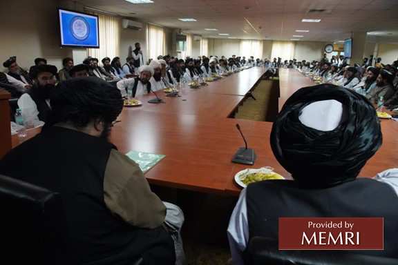 Sirajuddin Haqqani celebra una reunión tras ser nombrado ministro del Interior en Kabul