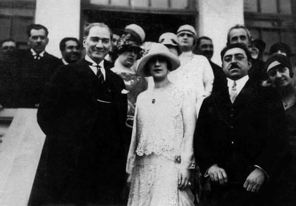 El líder turco Mustafa Kemal Atatürk, la reina Soraya Tarzi y el rey Amanullah Khan, en Ankara, 1928. (Fuente: Trtworld.com)