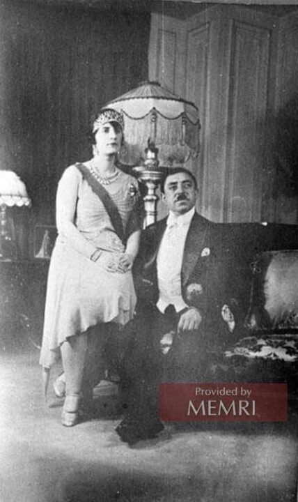 La reina Soraya junto al rey Amanullah (Fuente: Twitter)