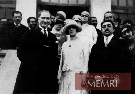 El líder turco Mustafa Kemal Atatürk, la reina Soraya Tarzi y el rey Amanullah Khan en Ankara, 1928. (Fuente: Trtworld.com)