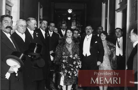 La reina Soraya junto al rey Amanullah durante una visita al Reino Unido en marzo de 1928 (Fuente: Twitter)