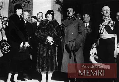 La reina Soraya junto al rey Amanullah durante una visita al Reino Unido en Francia en el año de 1928 (Fuente: Twitter)