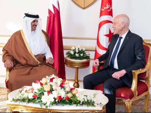 El emir de Qatar Tamim bin Hamad Aal Thani a la izquierda junto al presidente de Túnez Kais Saied.