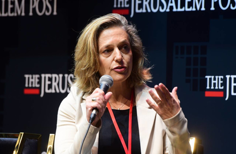  La jefa de salud pública de Israel, la Dra. Sharon Alroy-Preis, es vista hablando en la conferencia anual del Jerusalem Post en el Museo de la Tolerancia en Jerusalén, el 12 de octubre de 2021. (crédito: AVSHALOM SASSONI/MAARIV)