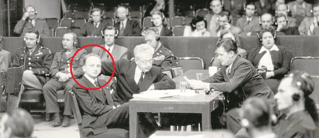 Un joven Benjamin Ferencz, durante una de las sesiones de los juicios de Núremberg