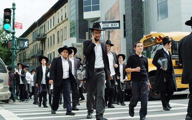Judíos ultraortodoxos cruzan la calle en Brooklyn (Crédito de la foto: Mendy Hechtman / Flash90)