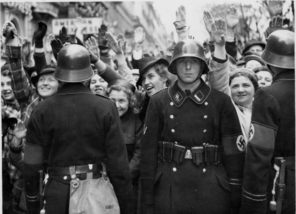 Soldados de la SS controlan a la multitud que espera la llegada de Adolf Hitler a Viena el 15 de marzo de 1938. Foto: EFE | Casa de la historia de Austria | Biblioteca Nacional de Austria.