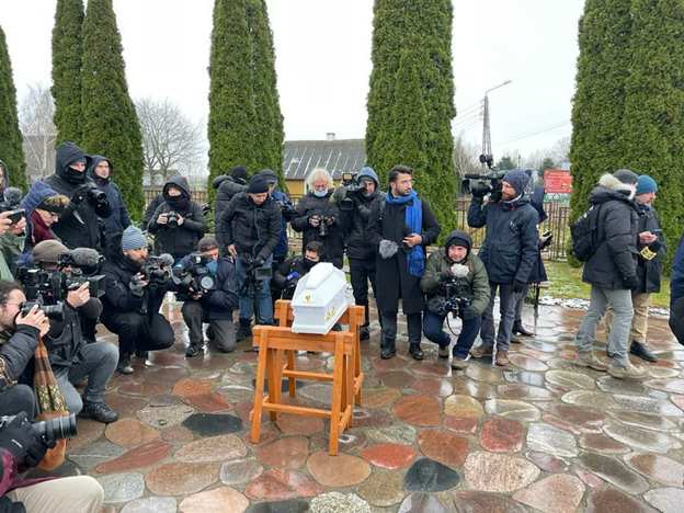 Reporteros cubriendo el funeral de un chico kurdo en la frontera entre Polonia y Bielorrusia