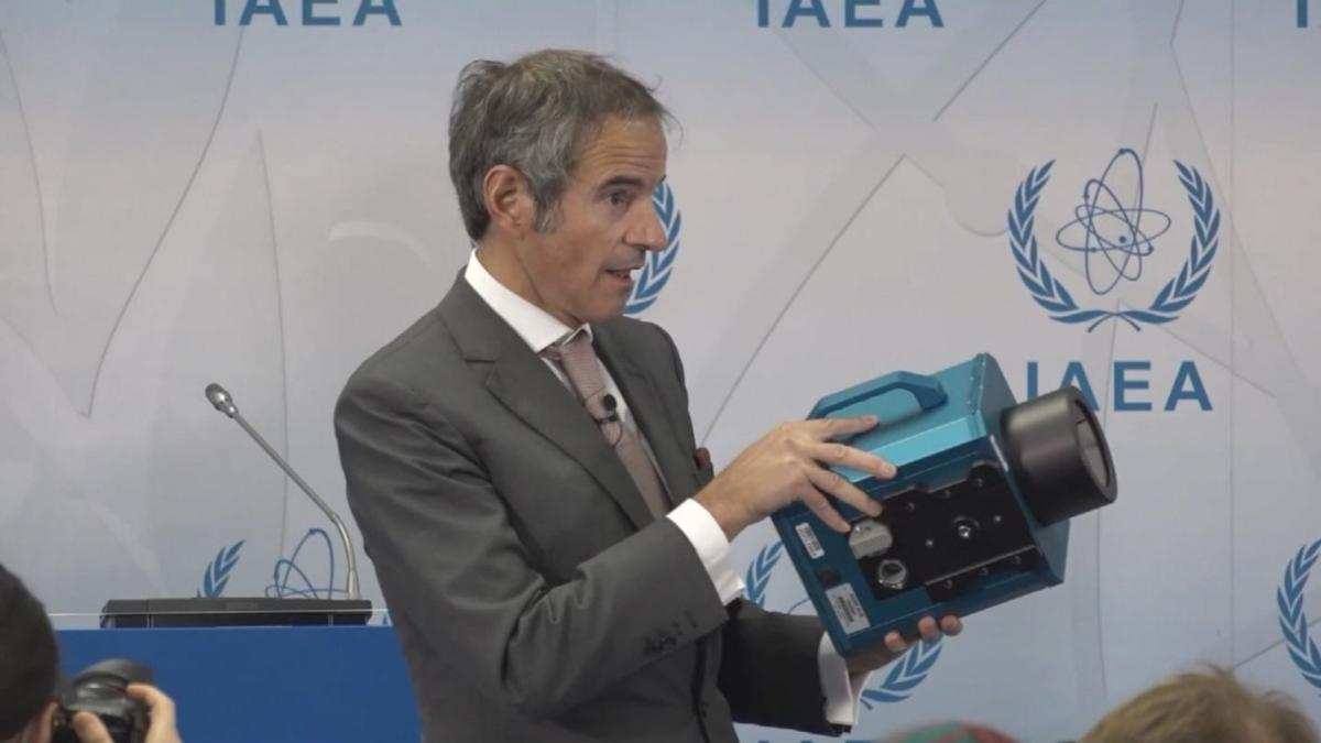 El Director General de la AIEA Rafael Grossi muestra una cámara de vigilancia de la AIEA. Fuente: Unmultimedia.org, 17 de diciembre, 2021.