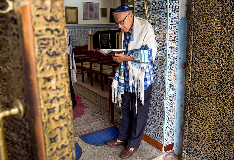 AFP/FADEL SENNA  -   Un hombre reza en el interior de la sinagoga de la Mellah de la ciudad marroquí de Marrakech