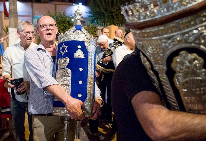 AFP/FADEL SENA - Judíos marroquíes y turistas judíos israelíes celebran una ceremonia religiosa en una sinagoga de Marrachek el 12 de octubre de 2017