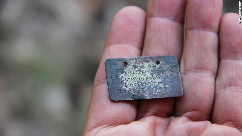 La etiqueta gravemente quemada de Deddie Zak fue encontrada en uno de los crematorios del campo de exterminio.