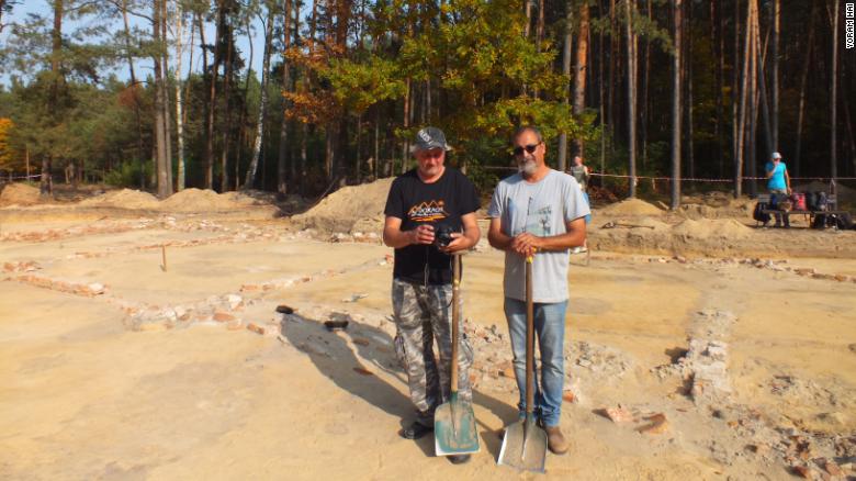 El arqueólogo polaco Wojciech Mazurek (izquierda) junto a su colega israelí Yoram Haimi (derecha) en Sobibor.