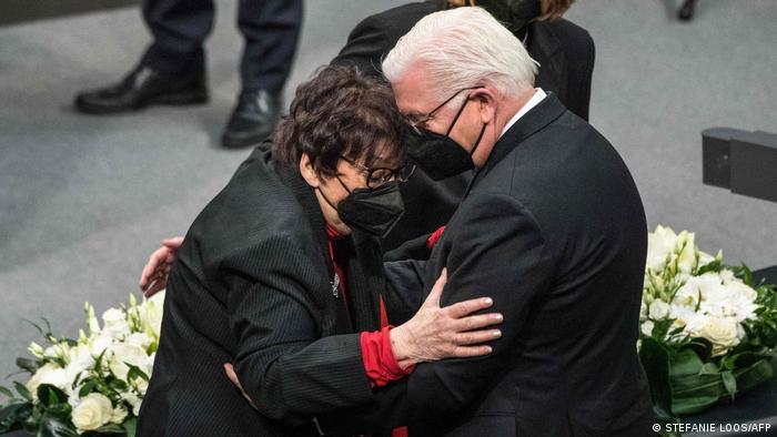 El presidente de Alemania, Frank-Walter Steinmeier, abraza a la sobreviviente del Holocausto Inge Auerbacher en el Parlamento alemán. (27.01.2022).