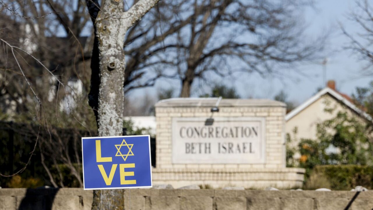 Un letrero afuera de la sinagoga de la Congregación Beth Israel el día después de un enfrentamiento de 11 horas con el FBI y SWAT que terminó con la muerte del secuestrador, el domingo 16 de enero de 2022 en Colleyville, TX.