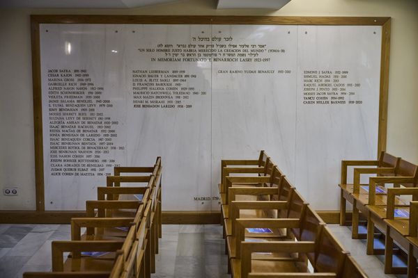 Muro con nombres de de víctimas del Holocausto en la sinagoga Beth Yaakov de Madrid