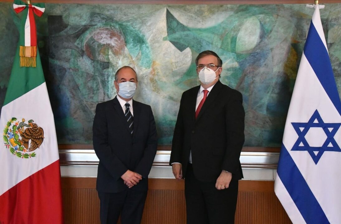 El canciller Marcelo Ebrard y el embajador de Israel en México, Zvi Tal, durante una reunión en conmemoración del 70 aniversario de las relaciones bilaterales, el 4 de febrero de 2022.