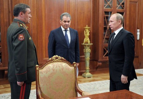 Putin junto el ministro de Defensa de Rusia Sergey Shoigu y el jefe del estado mayor Valery Gerasimov (Fuente: Eer.ru)