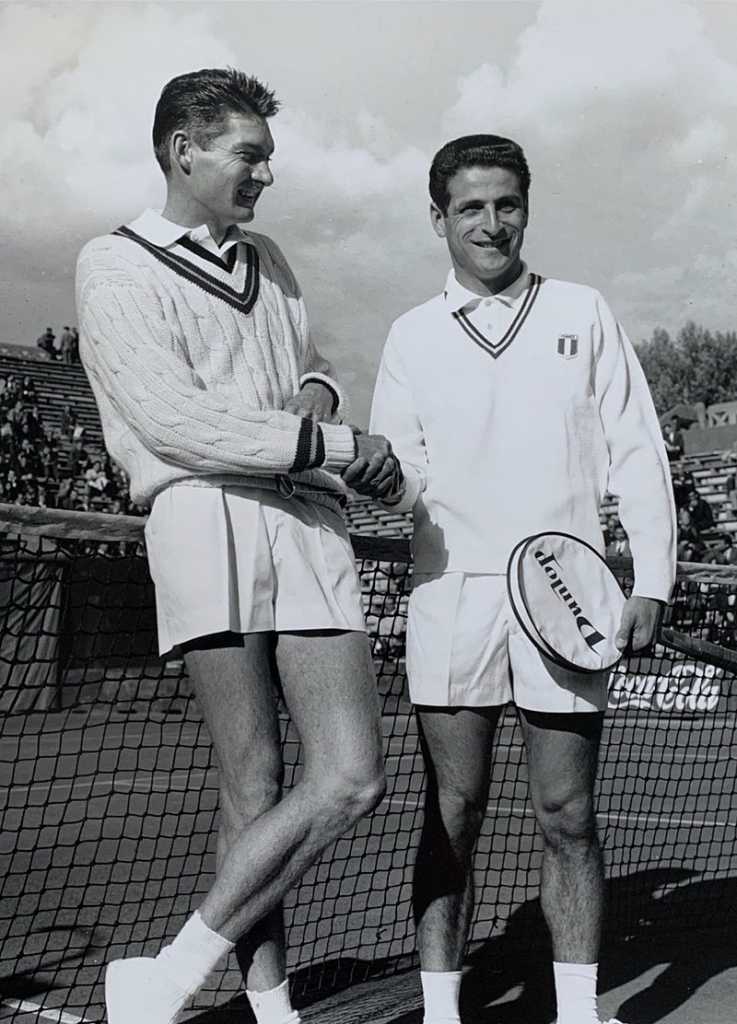 Pierre Darmon (derecha) y Roy Emerson (izquierda) en la final del Abierto de Francia en 1963. Foto tomada por los fotógrafos de L'Équipe.