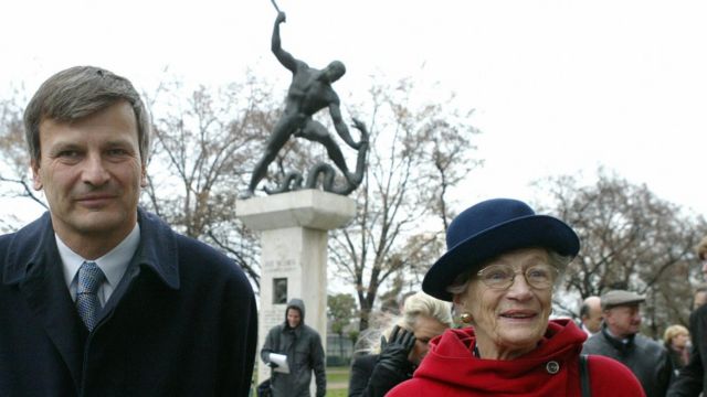 Nina Lagergren y el alcalde de Budapest, Gabor Demszky, cerca de un monumento en honor a su hermano en la capital húngara en 2003.